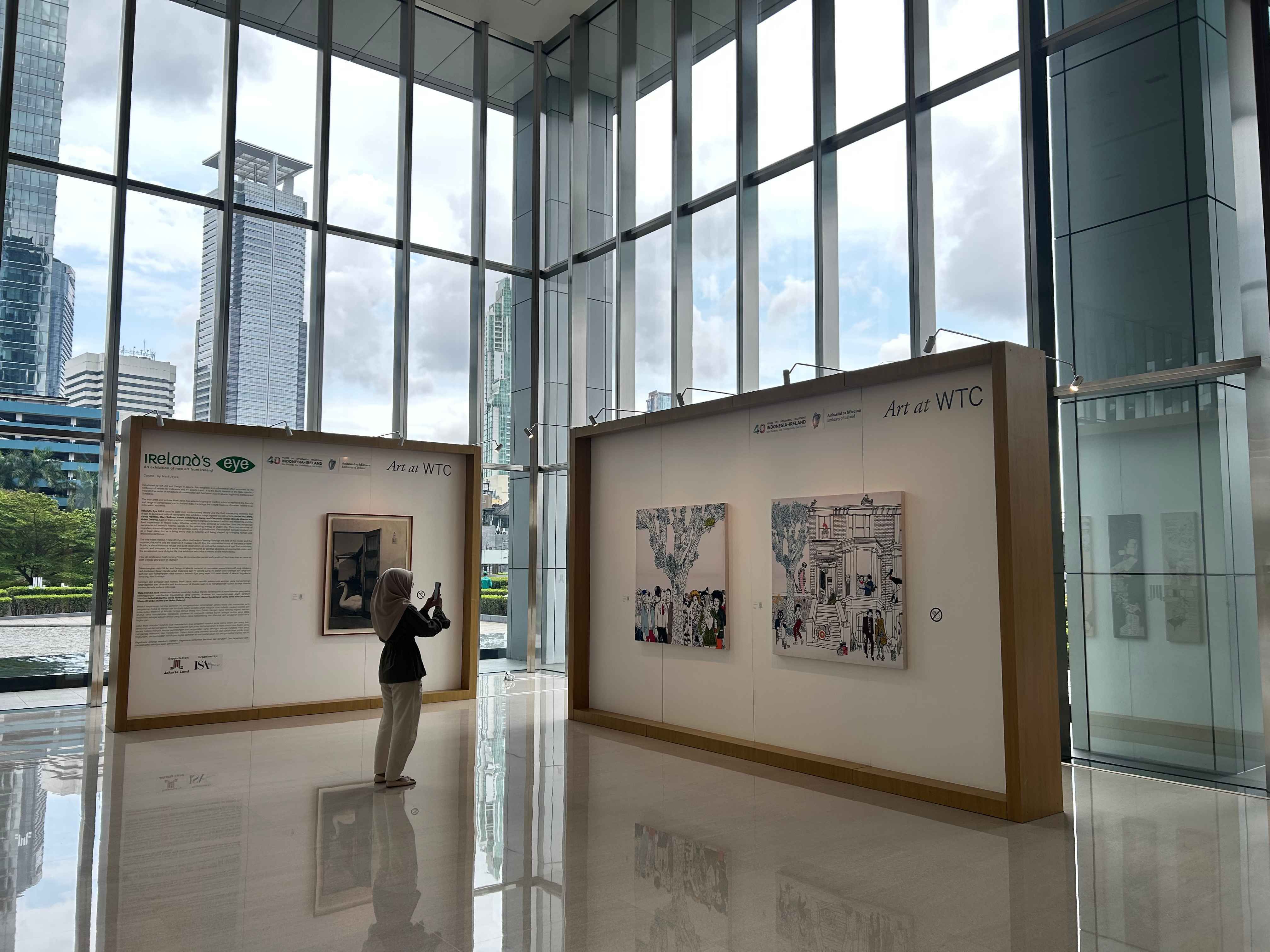 Nikmati libur Lebaran dengan mengunjungi pameran seni inspiratif yang menyoroti kisah dan perjalanan perempuan dalam berbagai karya penuh makna.
