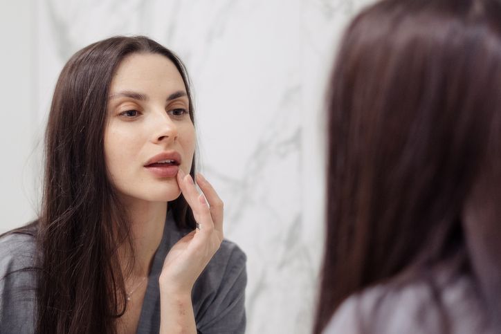 Bahan-bahan dan cara membuat scrub bibir homemade untuk bibir lembut dan merah merona alami. Apa saja?