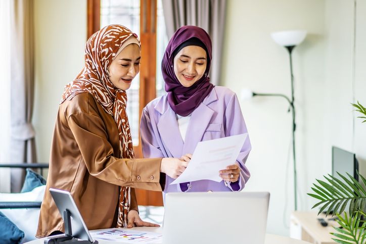 Kiat menuju financial freedom dengan investasi syariah yang halal menurut perencana keuangan Rista Zwestika.
