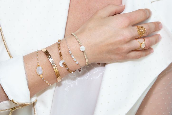 Pilihan gelang tren 2025 yang cocok digunakan untuk menunjang penampilan perempuan saat Lebaran, simak!