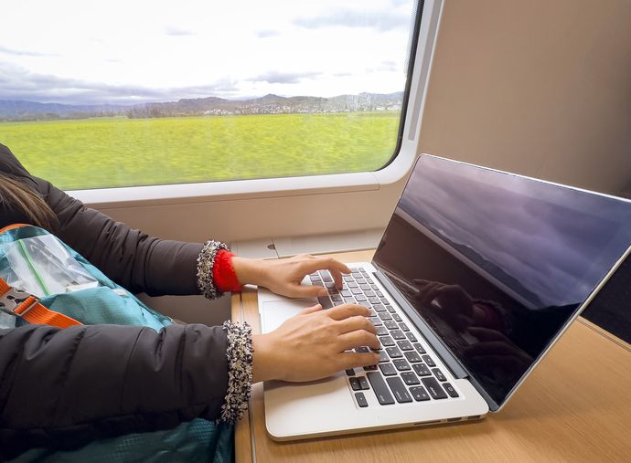 Bisa kerja remote sekaligus traveling, begini cara menjadi digital nomad untuk bekerja fleksibel memanfaatkan teknologi.
