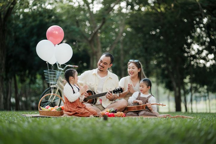 Apa itu democratic parenting atau pola asuh demokratis? Simak pengertian dan bagaimana penerapannya dalam mengasuh anak!