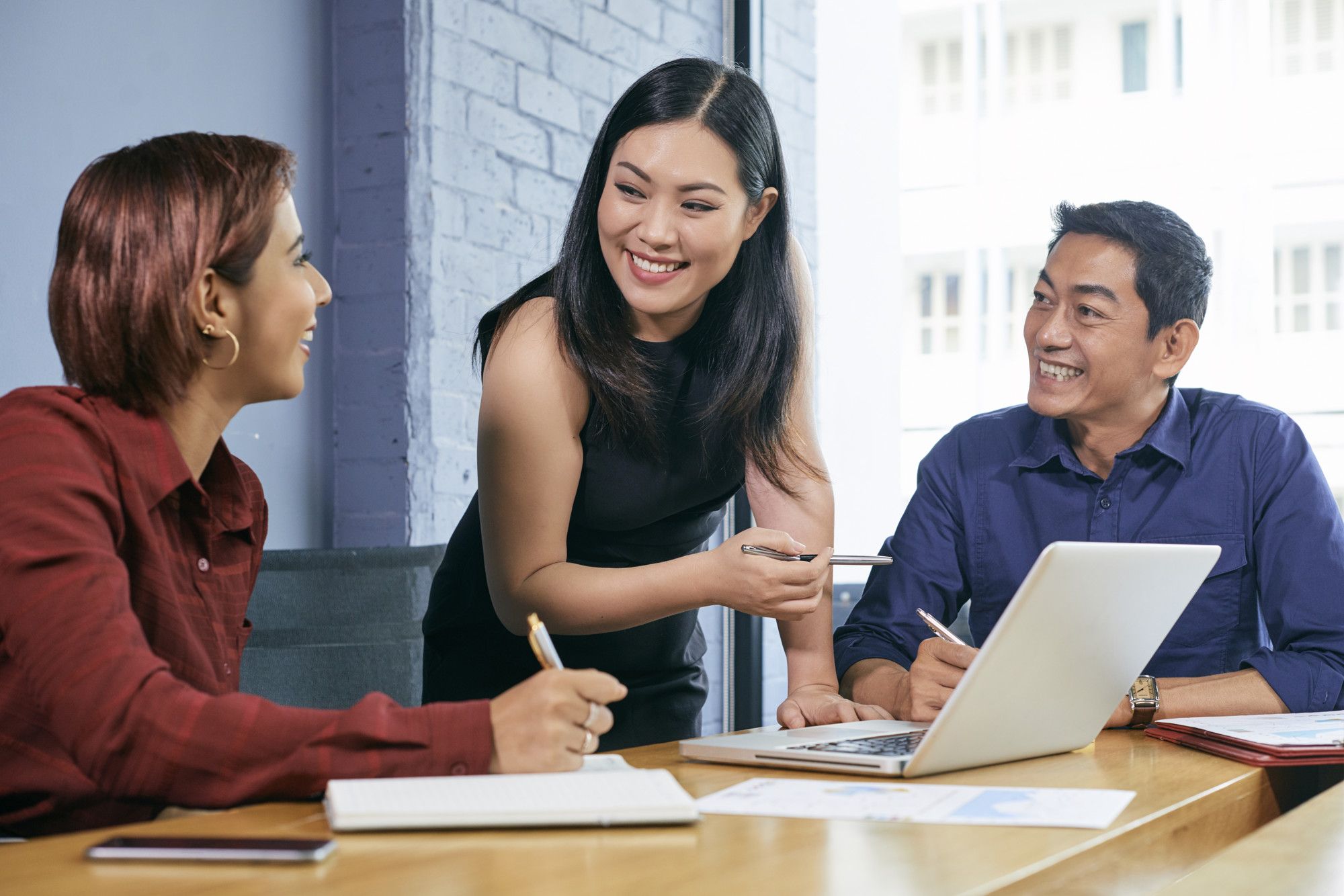 Dibutuhkan peran perusahaan untuk mengatasi tantangan perempuan karier menghadapi unconscious bias dan glass ceiling, seperti yang dilakukan UNIQLO.