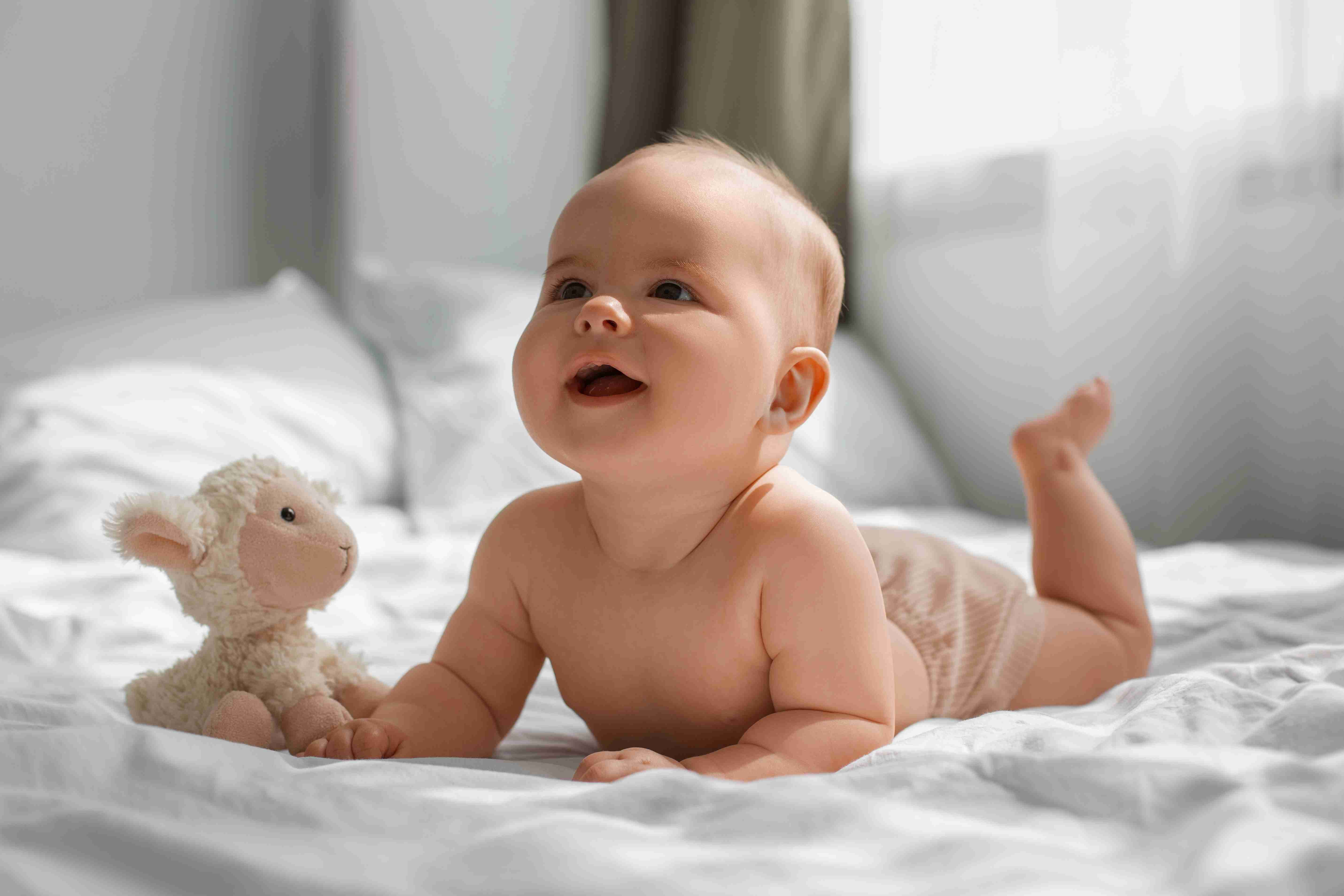Kapan dan bagaimana bayi mulai mengenali namanya? Simak penjelasannya, termasuk peran penting ibu dalam proses indah ini.
