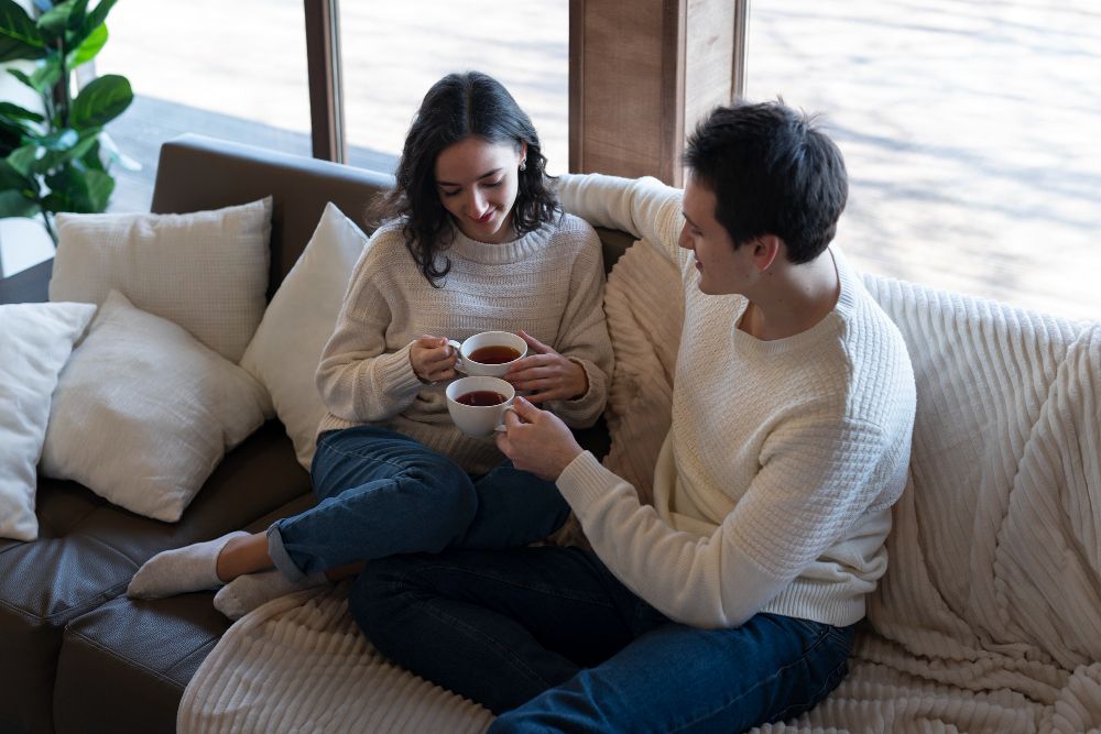 Mengenal apa arti istilah deep talk yang viral di kalangan Gen Z dan seberapa penting pasangan melakukannya.