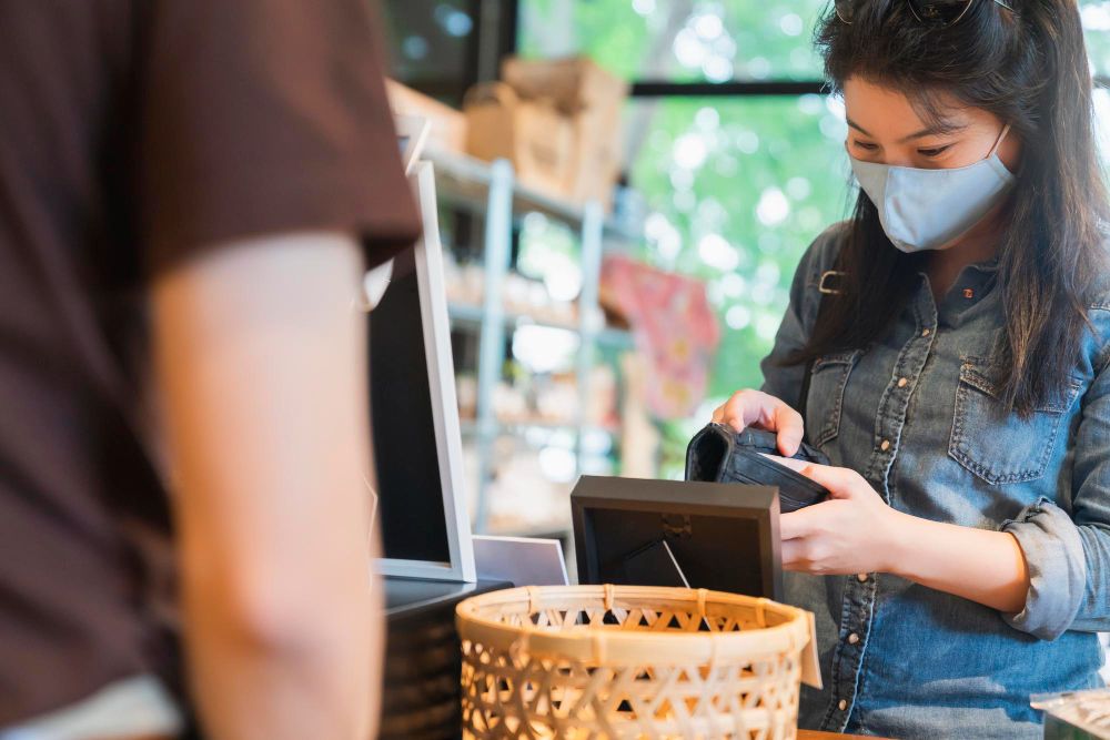 Pintar atur uang, perempuan perlu tahu tips agar tidak boros membeli oleh-oleh usai mudik Lebaran di kampung halaman.