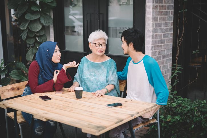 Perempuan mandiri hendak bertemu dengan calon mertua untuk pertama kalinya, ini enam sikap yang bisa kamu tunjukkan.