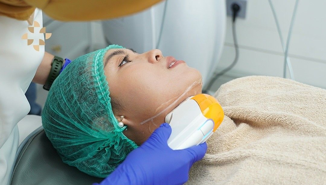 Tak cukup pakai skincare. Perawatan kecantikan ultraformer bisa kencangkan wajah tanpa bedah dan downtime minim. 