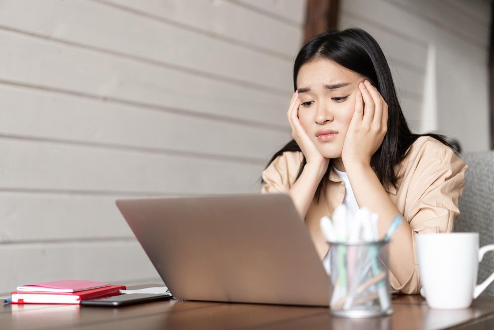 Pekerjaan bisa masuk ke ruang privat, begini tips mencegah burnout saat WFH (work from home) menurut psikolog.