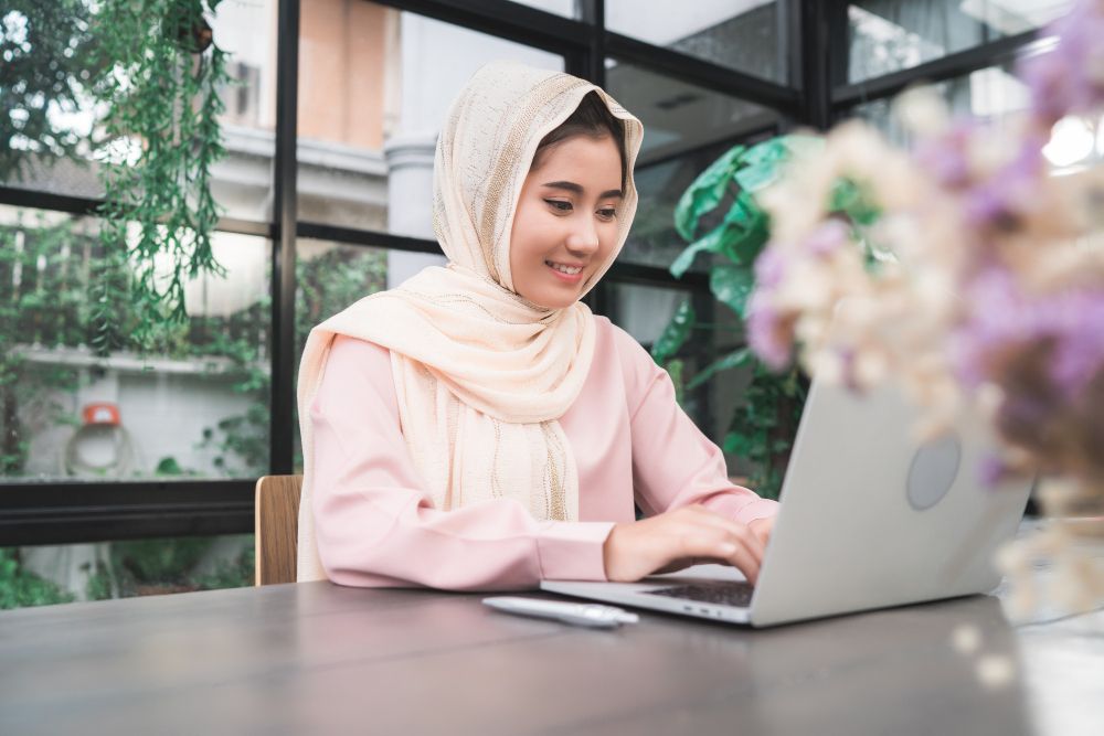 Laporan Badan Pusat Statistik mencatat banyaknya perempuan Indonesia yang menjadi pencari nafkah utama di keluarga.
