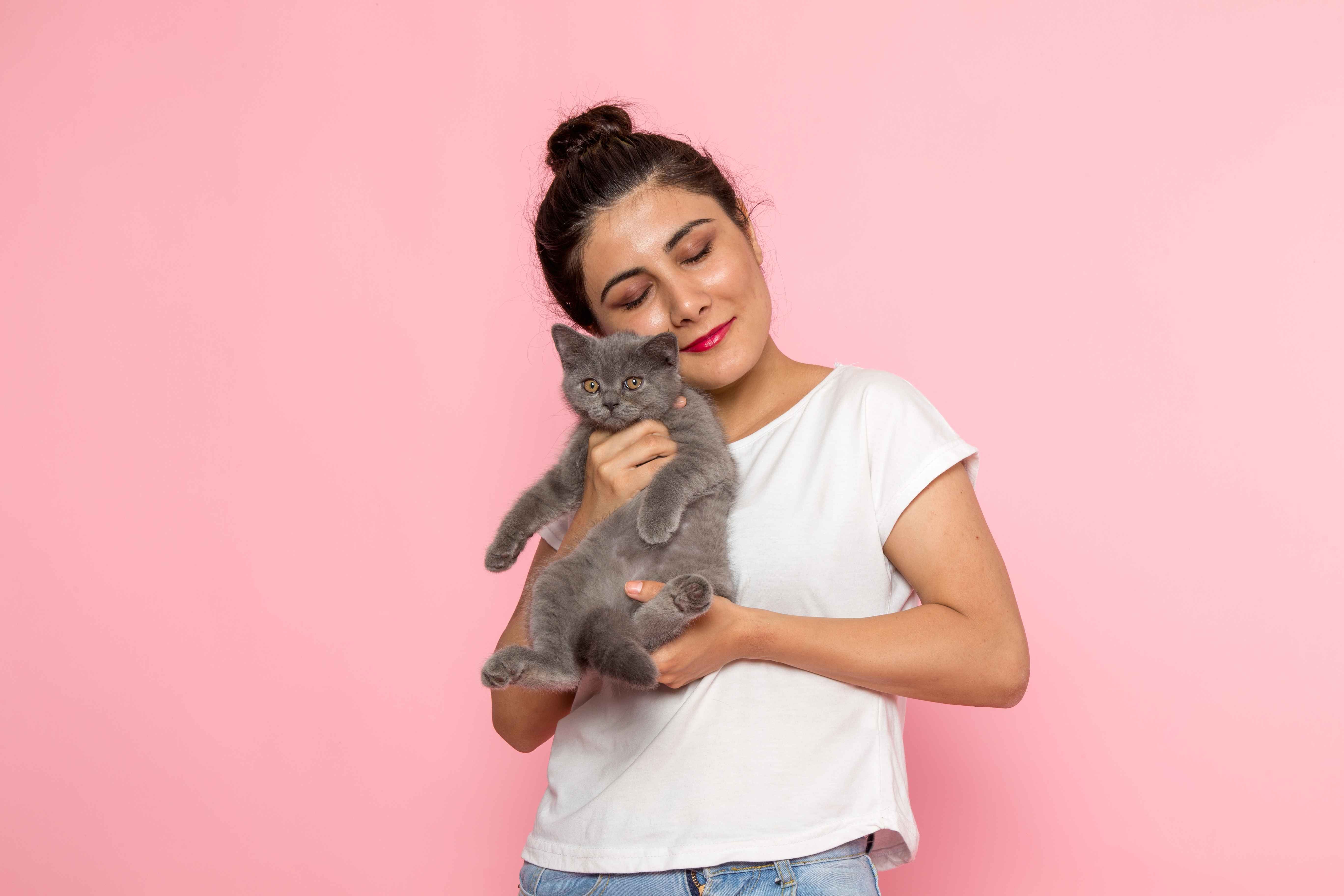 Inspirasi nama-nama menggemaskan dan bermakna untuk kucing betina milikmu, termasuk manfaat memelihara kucing untuk perempuan. 