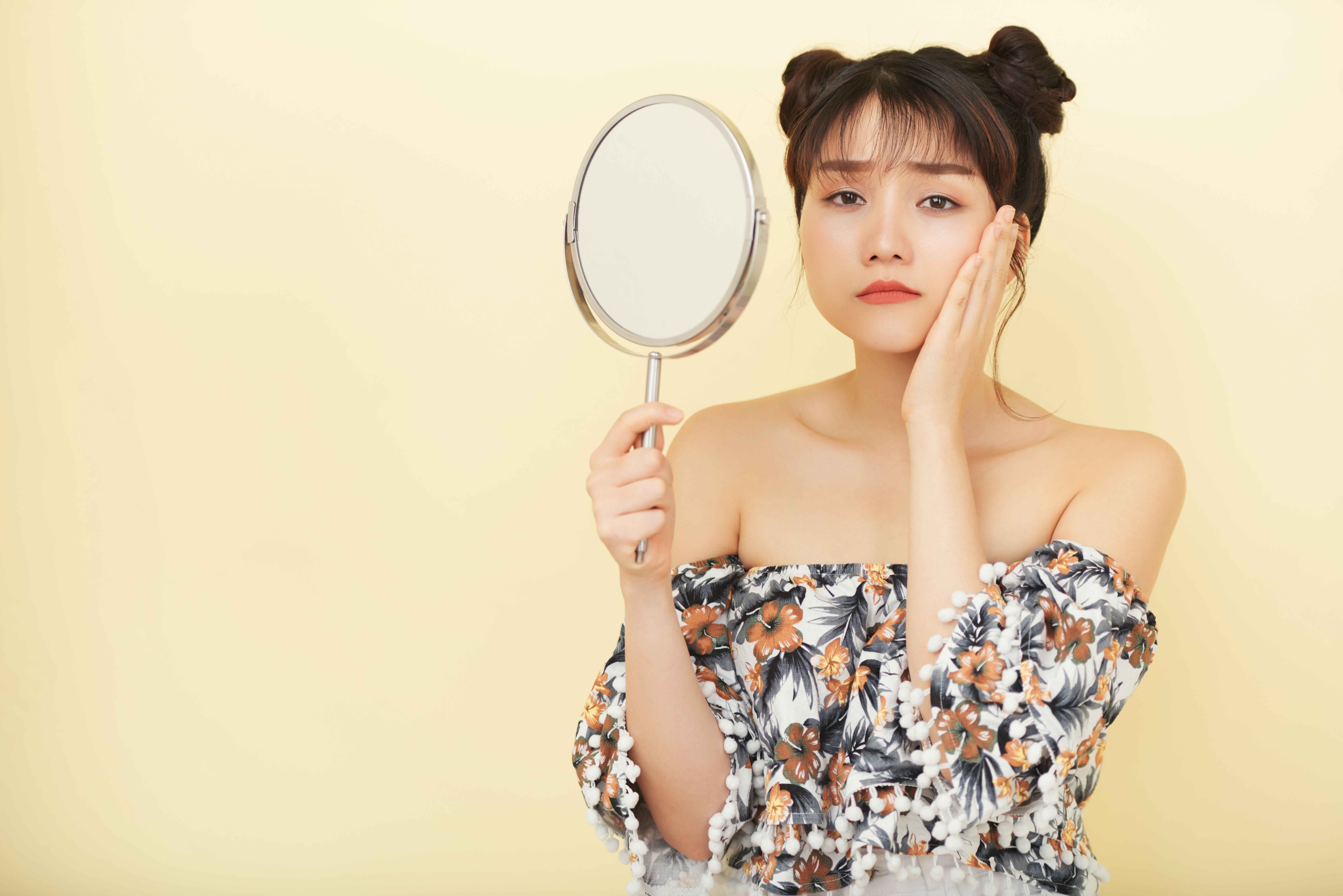 Artikel ini kupas tuntas 5 momen yang harus dihindari saat mencoba skincare baru. Wajib baca sebelum kamu checkout belanjaan skincare-mu!