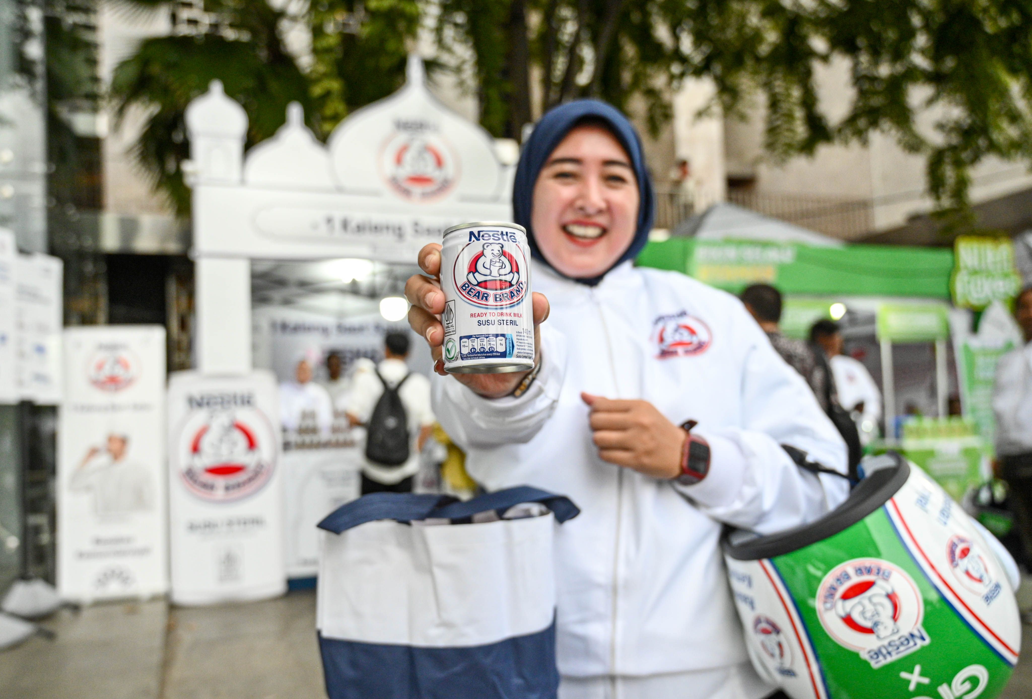 Sebanyak lebih dari 400 ribu susu steril didistribusikan ke ratusan masjid di Indonesia dan pengemudi ojek online selama Ramadan 2025.