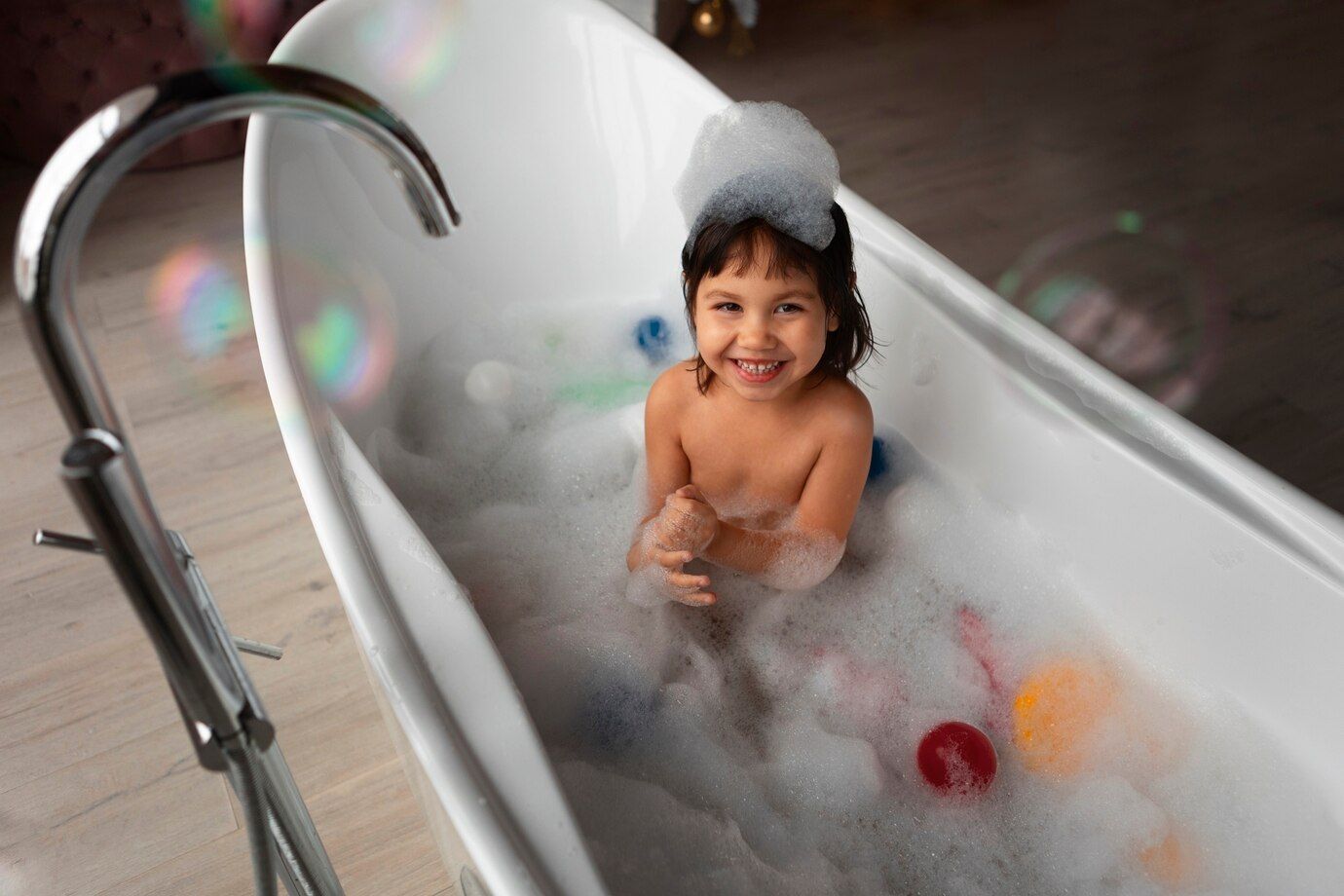 Si kecil lebih aman dan nyaman, begini tips membuat kamar mandi lebih ramah anak mulai dari bak sampai pencahayaan.
