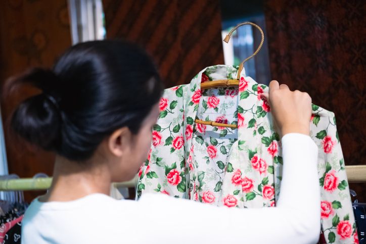 Agar tidak mudah rusak, berikut ini 11 tips mencuci kebaya yang benar dan sesuai. Yuk simak tips lengkapnya.