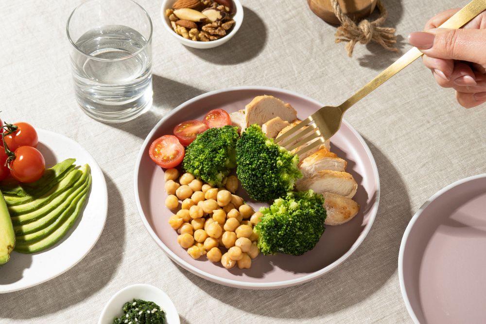 Perempuan ingin memulai pola hidup sehat, berikut pilihan menu clean eating untuk satu minggu. Simak ulasan lengkapnya!