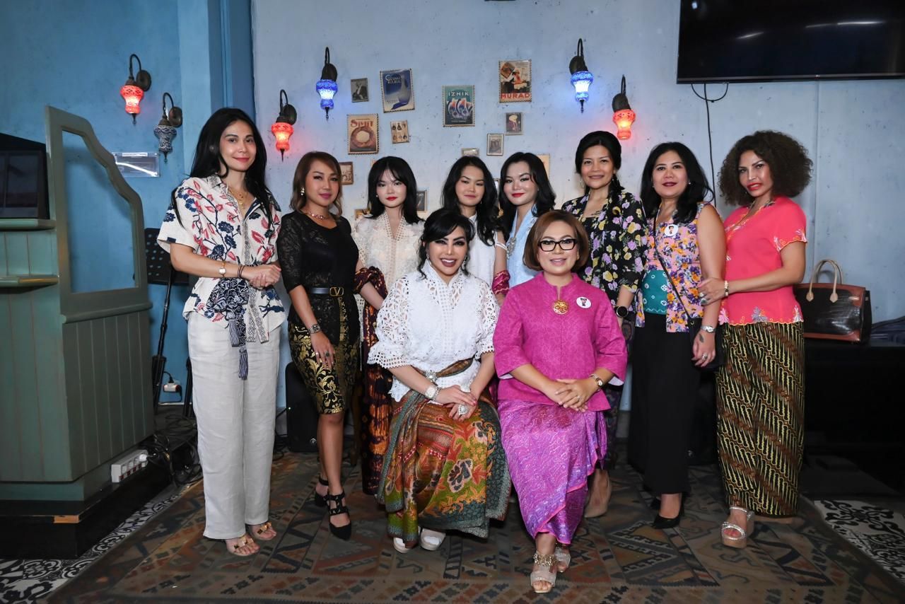 Mulai dari Kebaya Bali, Kebaya Betawi, hingga Kebaya Tionghoa, berikut adalah penjelasan mengenai perbedaan dari beberapa model kebaya tersebut.