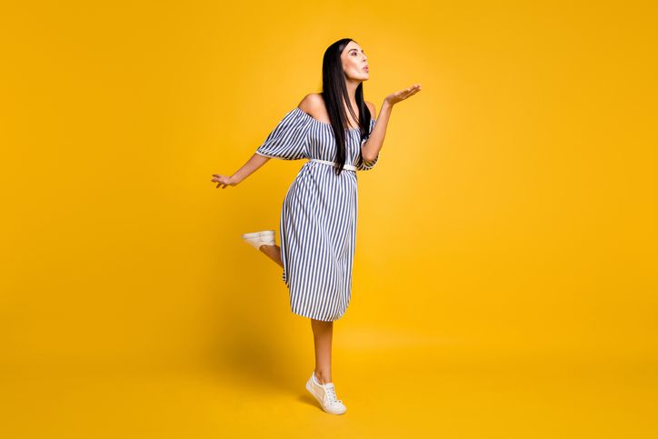 Baju garis-garis terlihat klasik dan jadul? Ini tips tampil stylish mengenakan baju garis-garis agar tetap kekinian.