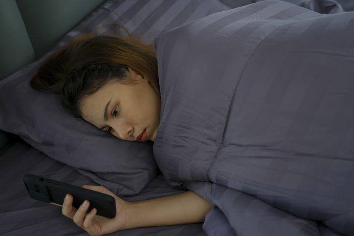 Perempuan lebih sering melakukan karena punya peran ganda, kenali apa itu revenge bedtime procrastination dan dampaknya pada kesehatan.