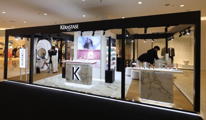 Di Jakarta baru saja hadir kios mewah yang tawarkan rutinitas perawatan rambut premium dengan produk terbaik.