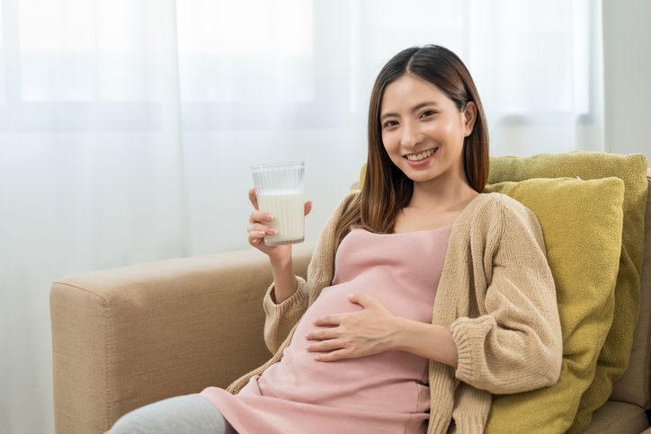 Penting untuk calon ibu dan janin, ketahui jumlah kalsium yang dibutuhkan perempuan di masa kehamilan.