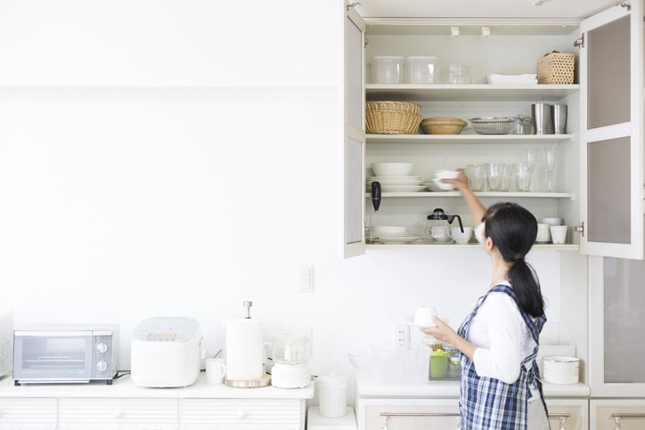 Ingin dapur terlihat rapi dan lebih lega, lakukan decluttering dan penataan sederhana berikut ini, yuk!