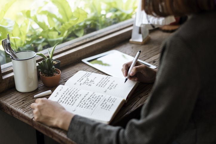 Beberapa alasan Minggu sore jadi waktu yang tepat untuk journaling dan membuat agenda resolusi mingguan untuk menyambut hari baru.