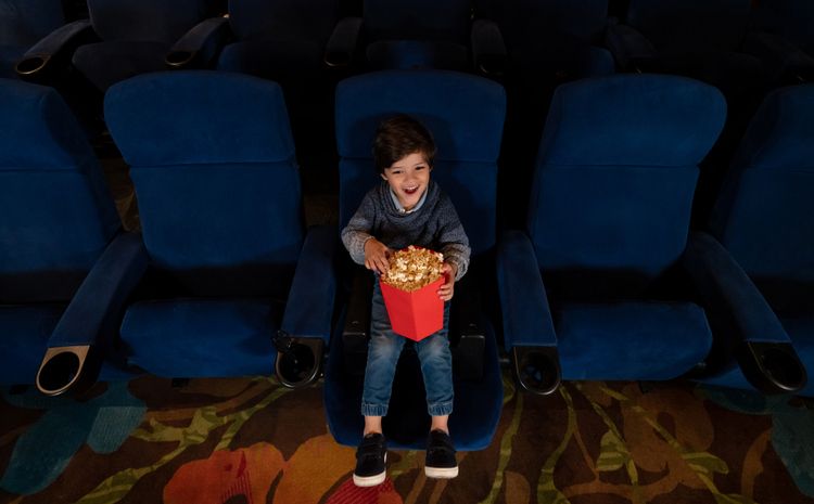 Pertama kali ingin mengajak anak menonton film di bioskop? Pastikan kamu sudah mempersiapkan hal-hal berikut.