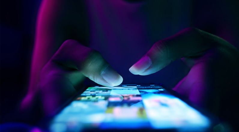Ternyata ini penyebab kita sulit berhenti scrolling media sosial. Ada beberapa cara yang bisa kamu lakukan supaya tidak kecanduan!