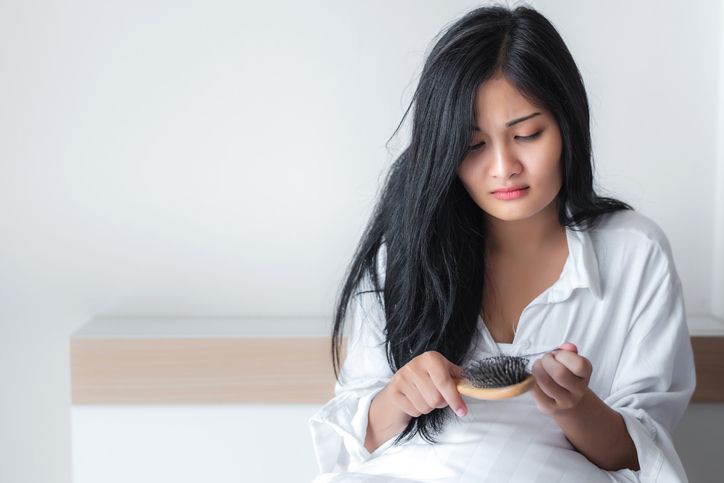 Berbagai penyebab rambut rontok pada perempuan dan cara mengatasinya. Ketahui kapan kamu perlu berkonsultasi dengan dokter.