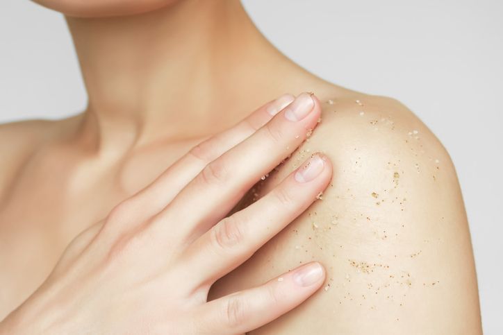 Ini cara mencerahkan kulit tubuh yang kusam dan rekomendasi produk body care-nya dari brand lokal yang bisa Kawan Puan coba.