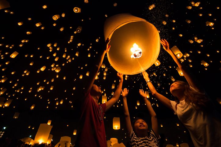 Perayaan Hari Raya Waisak identik dengan penerbangan lampion di Candi Borobudur. Ternyata ini maknanya.