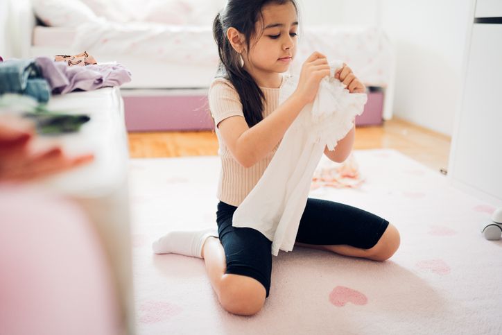 Mengapa anak perempuan mulai memilih pakaiannya sendiri? Ini alasan mendasar yang perlu orang tua tahu