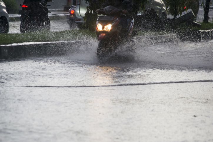Pengendara motor perlu hati-hati, begini tips berteduh yang aman saat cuaca ekstrem hujan disertai angin kencang.