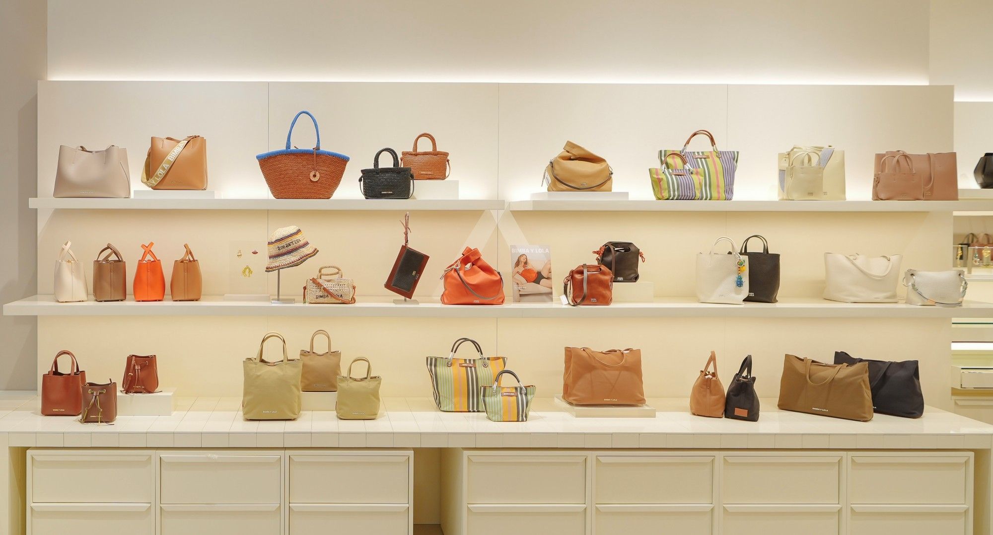 Brand fashion dari Spanyol, BIMBA Y LOLA, baru saja membuka gerai di Kota Kasablanka. Ini rekomendasi tas mewah yang punya desain elegan.