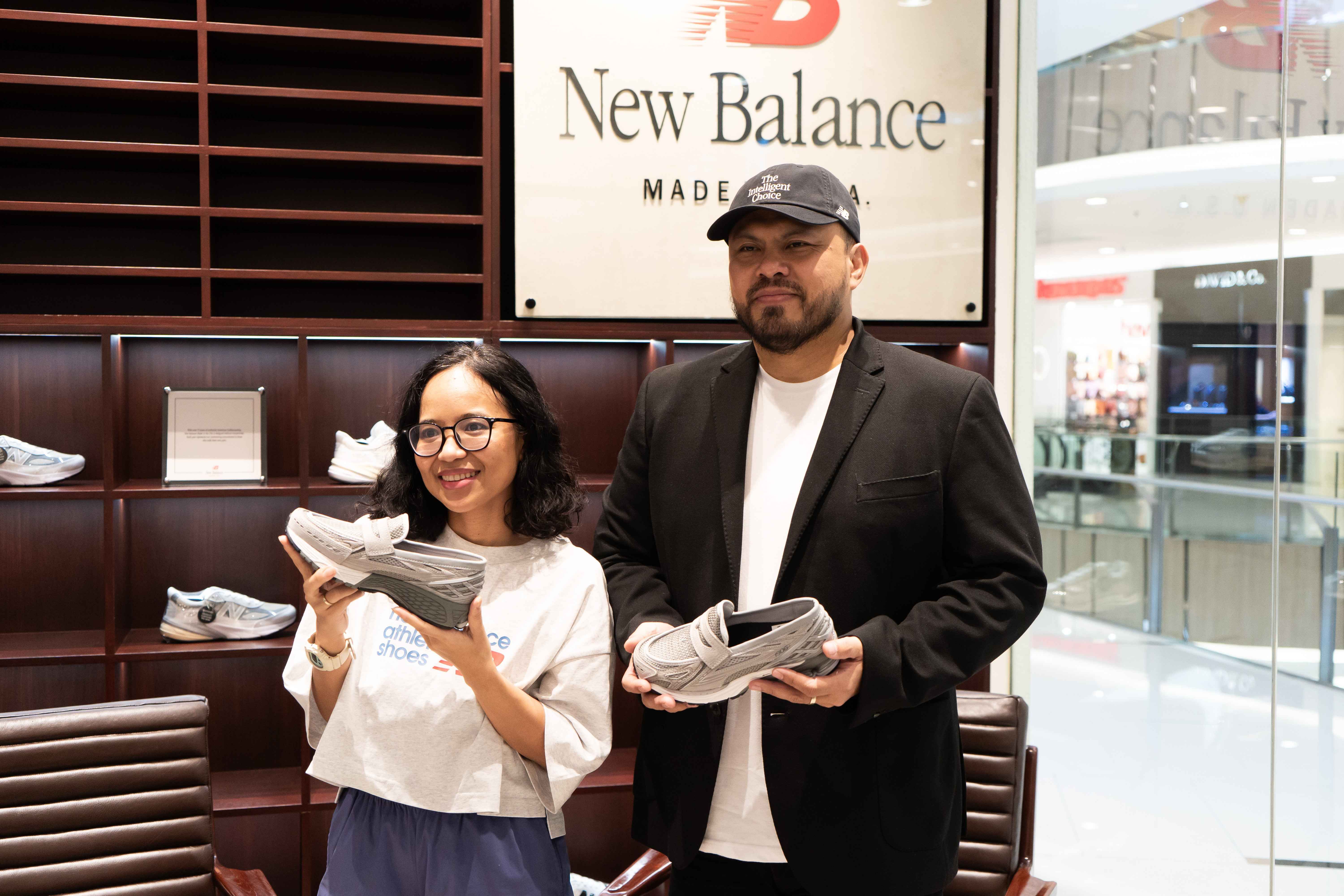 Rekomendasi koleksi sepatu abu-abu dari New Balance untuk perempuan aktif, tenang, dan berkarakter.