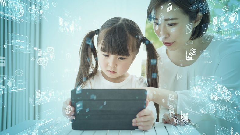 Beri batasan dan jadi role model, pahami pentingnya orang tua aktif menjaga anak saat gunakan perangkat digital dan internet.