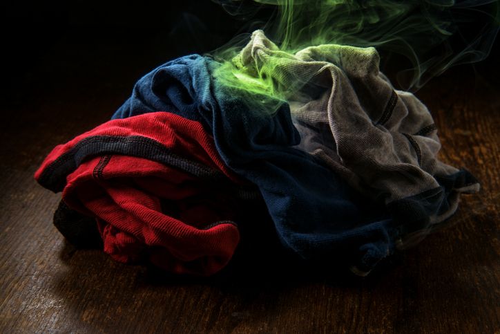 Begini langkah menghilangkan bau asap rokok di baju. Bila perlu, mencuci lebih dari satu kali bisa dilakukan.