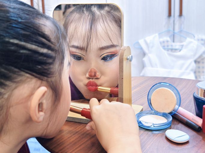 Meski ada makeup kid-friendly, pertimbangkan dulu hal berikut ini sebelum izinkan anak memakai kosmetik atau riasan wajah.