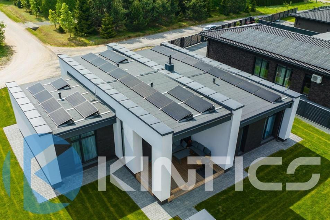 Selain menghemat pengeluaran, penggunaan solar panel juga berdampak positif bagi lingkungan karena mengurangi penggunaan bahan bakar fosil.