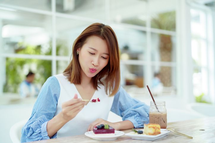 Menurut hasil survei State of Snacking 2024, rata-rata orang Indonesia konsumsi camilan sampai tiga kali sehari. Ini pentingnya ngemil bijak.