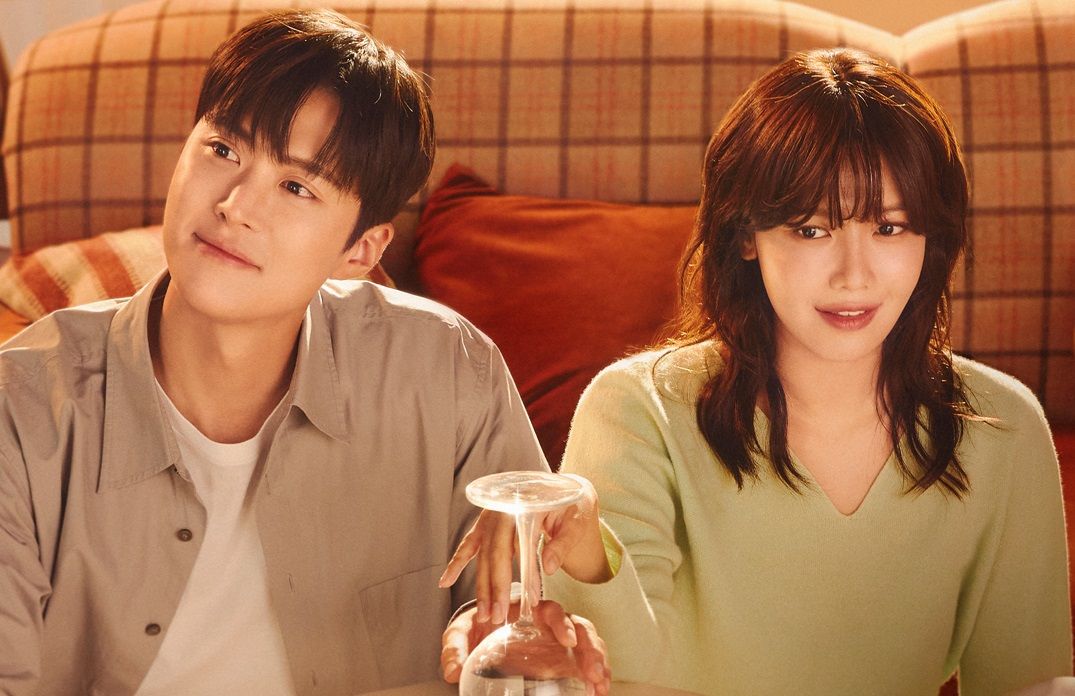 Sinopsis drakor Second Shot at Love. Menceritakan karakter perempuan yang berusaha berhenti mengonsumsi minuman keras.