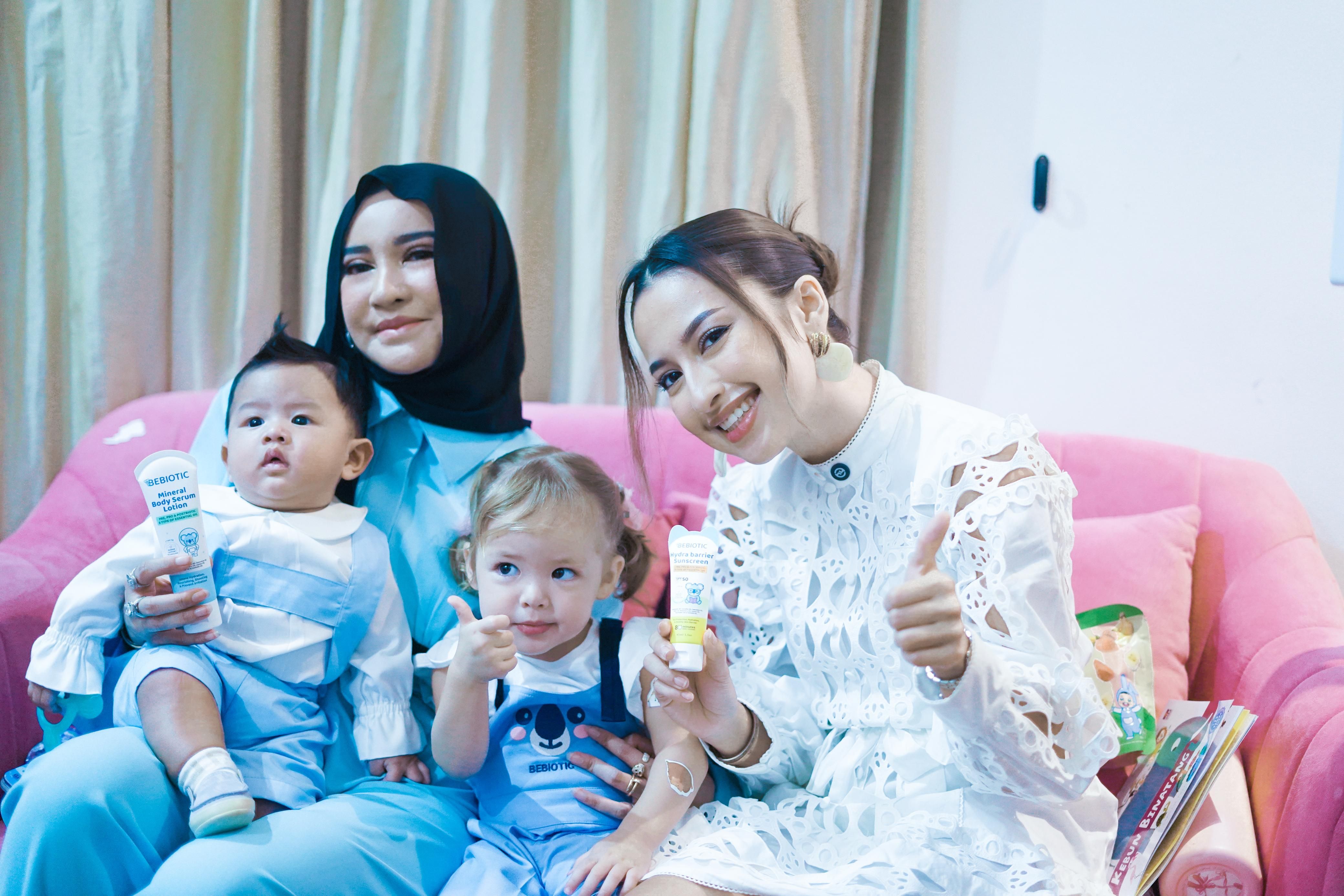 Untuk memberikan yang terbaik, ini pilihan skincare anak dari Jennifer Coppen untuk putri kecilnya, Kamari.