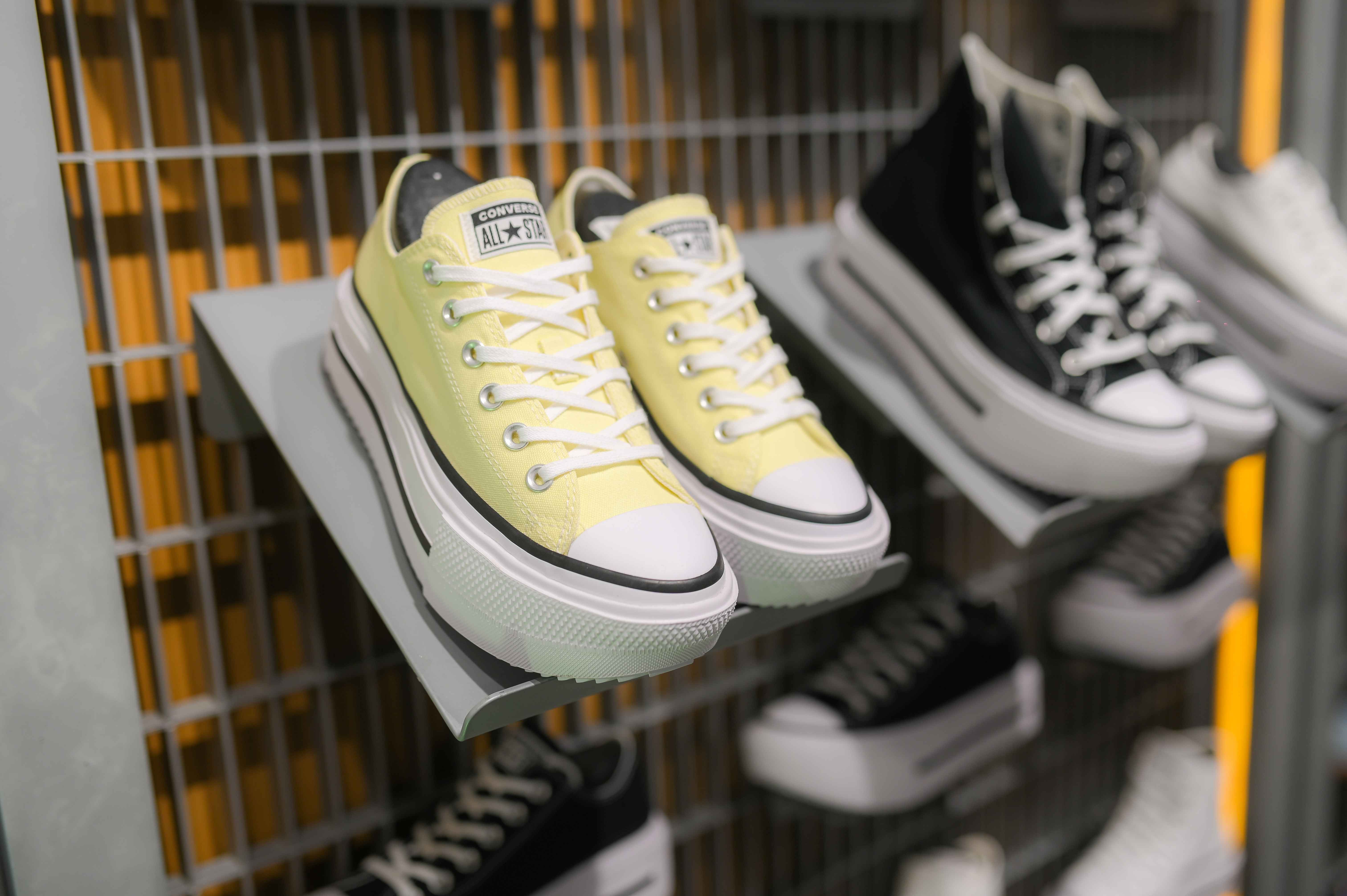 Sepatu platform stylish untuk perempuan aktif, nyaman dipakai seharian, dan bisa dipersonalisasi sesuai gaya unikmu.