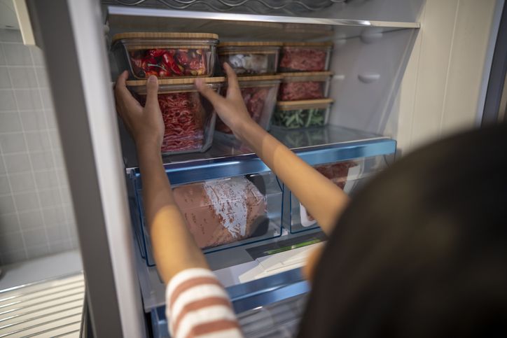 Ada berbagai macam makanan yang membuat kulkas cepat mengeluarkan bau, bisa pengaruhi kualitas makanan!