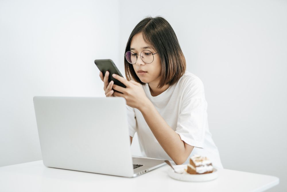 Screen time berlebihan hingga aktivitas sehari-hari terganggu, begini cara menguranginya secara perlahan.