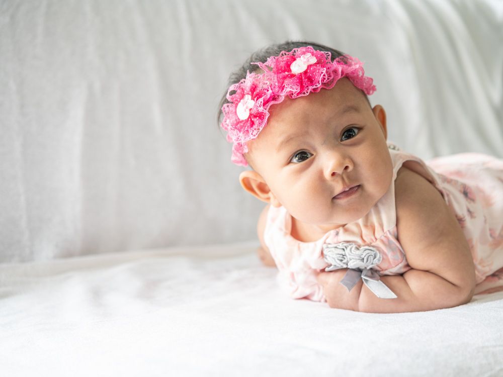 Ingin anak tumbuh kuat, bijaksana, dan penuh kasih? Ini inspirasi nama bayi perempuan terinspirasi tokoh superhero yang bisa jadi pilihan.