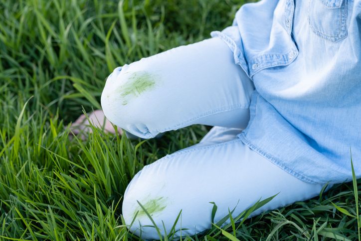 Sulit dicuci karena membandel, begini cara ampuh menghilangkan noda hijau rumput di pakaian. Praktis dan mudah!