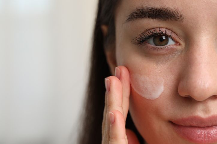 Dalam rutinitas double cleansing, penting bagi kamu menggunakan milk cleanser. Karena milk cleanser lebih dari sekadar pembersih wajah biasa.