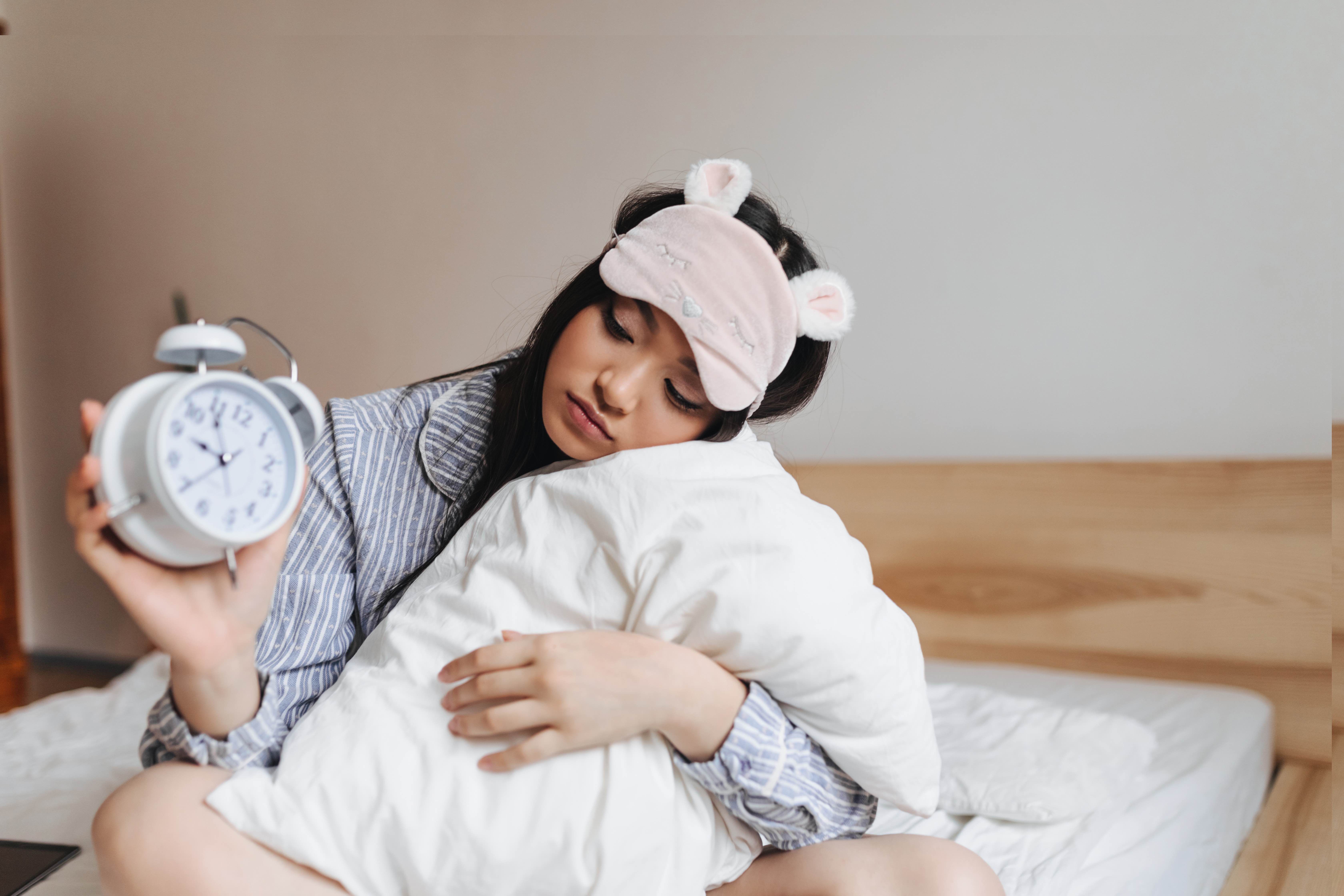 Sudah tidur cukup tapi tetap lelah? Temukan 13 alasan tersembunyi di balik tidur yang tak menyegarkan dalam artikel ini.